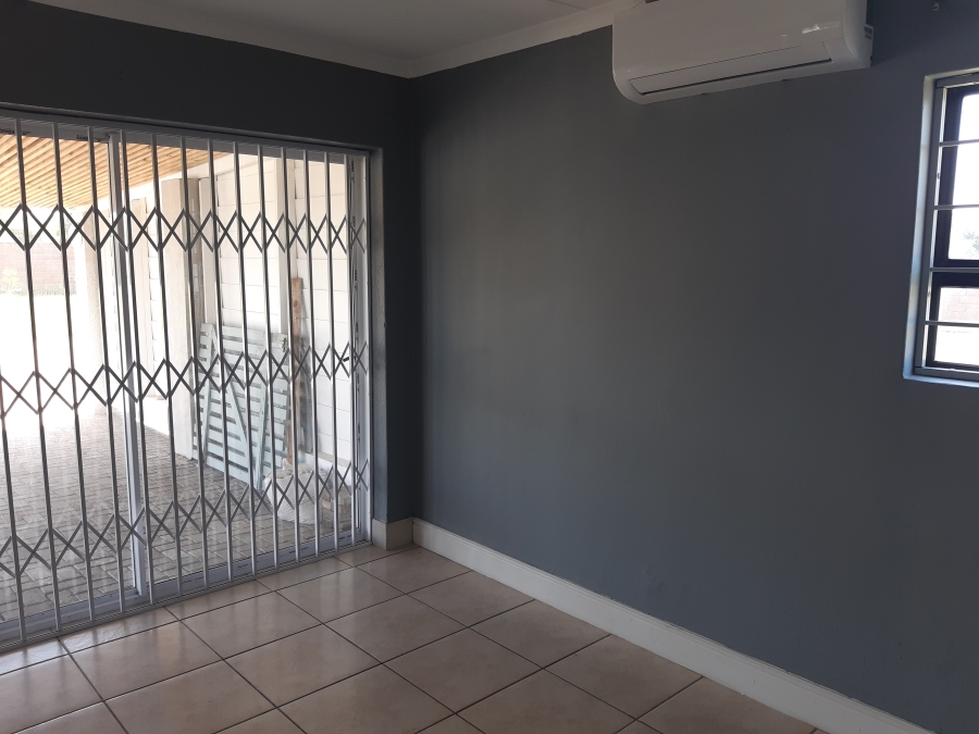 4 Bedroom Property for Sale in Paradise Beach Eastern Cape